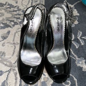 Black heels with a tan platform, 
5” inches with a platform in tan color 
New